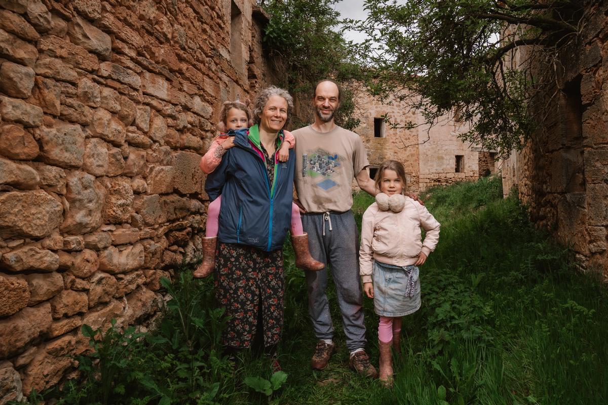 Los holandeses Maikee y Tibur posan con sus hijas en Bárcena de Bureba, el pueblo de Burgos que compraron hace apenas un año.