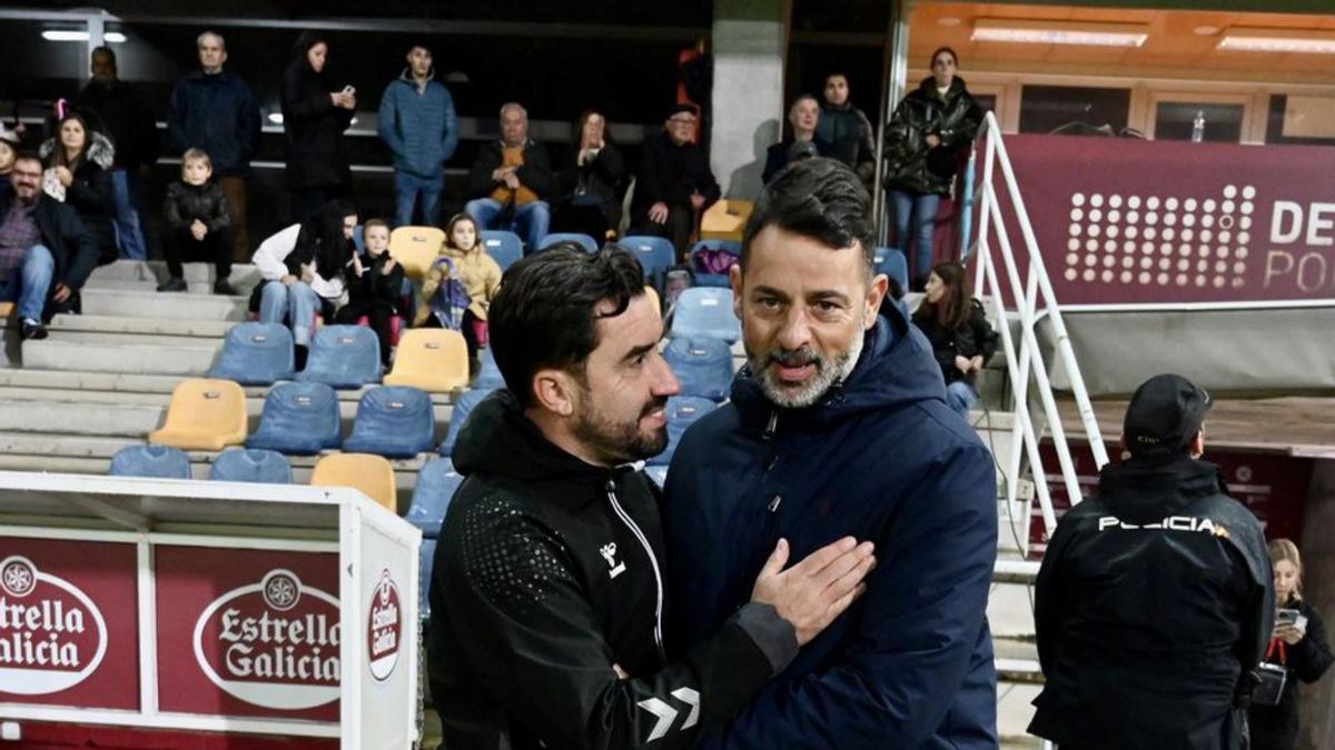 Saludo entre los dos técnicos antes del partido. |  // RAFA VÁZQUEZ