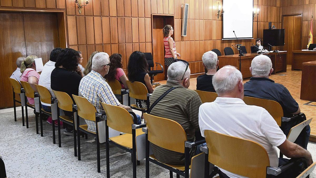Los acusados, proxenetas, colaboradores y empresarios, en el Palacio de Justicia de Murcia.