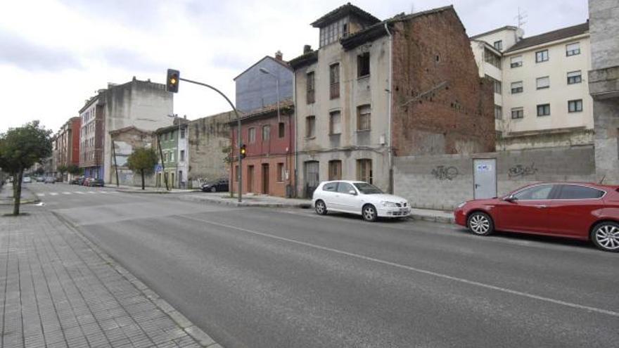 Solar de uno de los edificios en ruina demolidos a requerimiento del Ayuntamiento, en la zona de El Pontón.