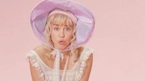 Miley Cyrus torna a poc més d’una setmana del llançament del seu nou senzill: ’Malibú’. 