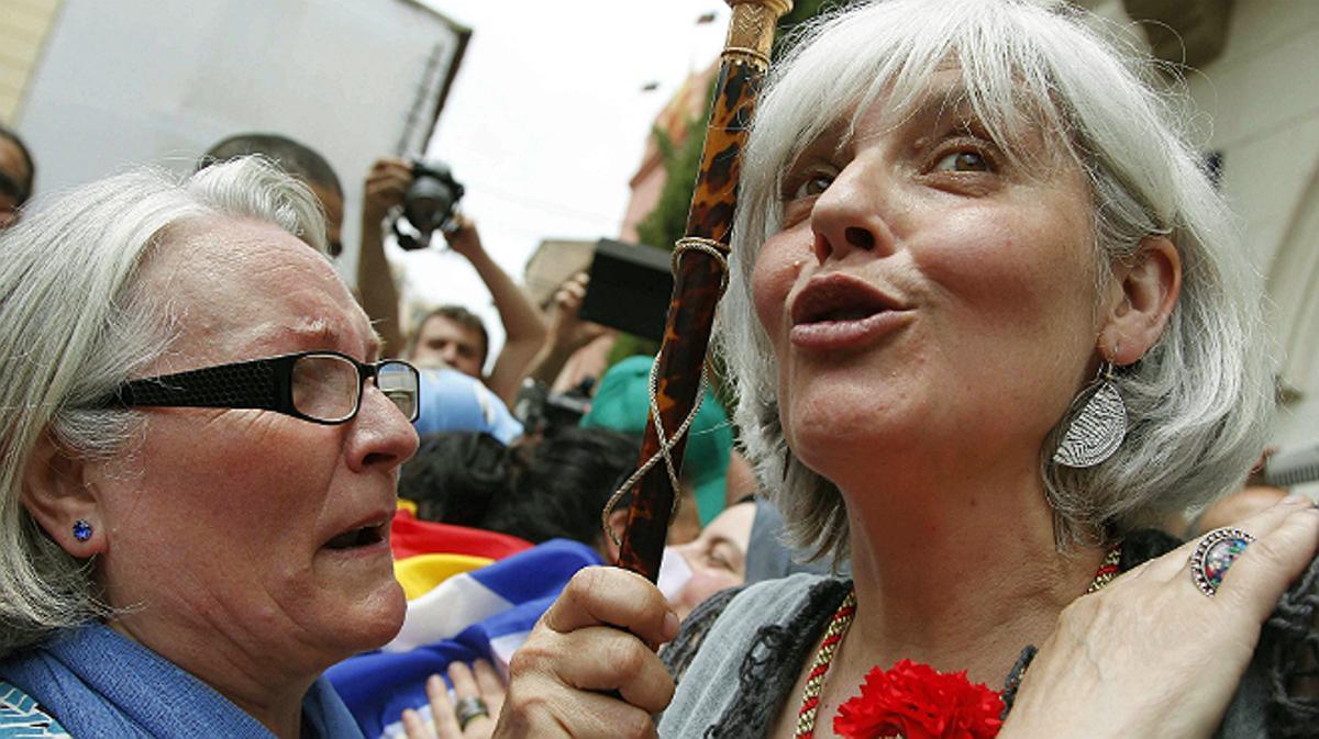 L’alcaldessa de Badalona, Dolors Sabater, en la seva sortida al carrer després de la sessió d’investidura.