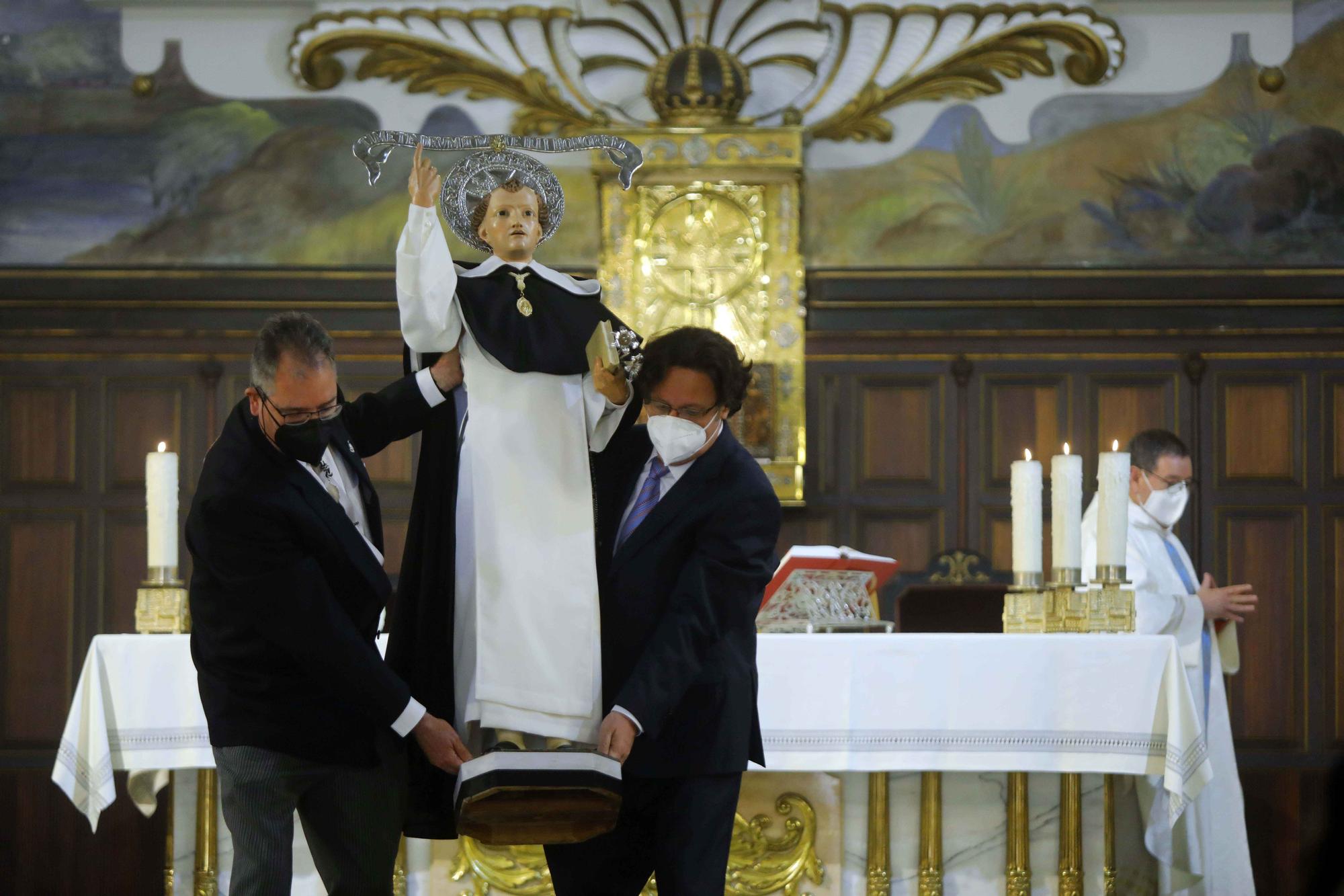 San Vicente Ferrer del Altar del Pilar sale a la puerta de la iglesia.