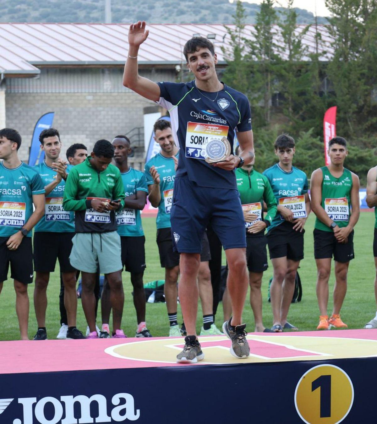 David Delgado, en lo más alto del podio con el trofeo al MVP en mano. | TENERIFE CAJACANARIAS