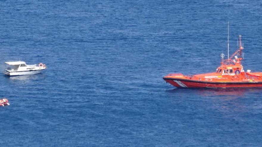 Rescatan a los seis tripulantes de un barco incendiado en una cala de Xàbia