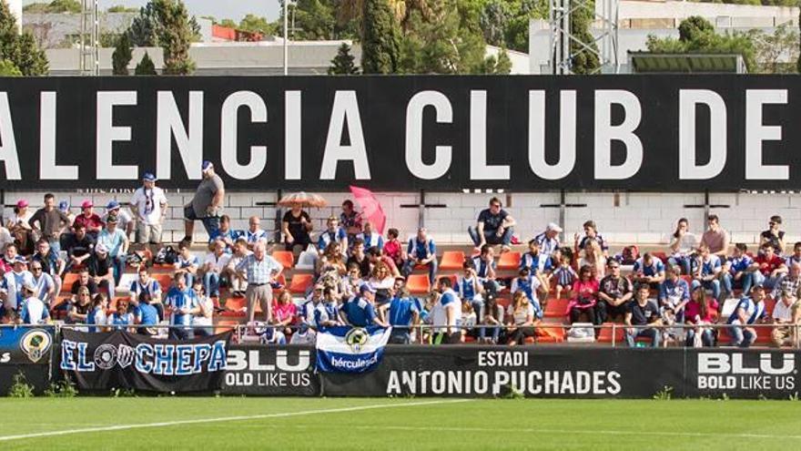 Parte de la afición del Hércules desplazada el domingo a la Ciudad Deportiva del Valencia CF.