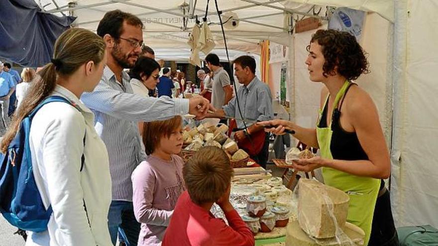 Visitants tastant un dels formatges exposats a la fira, ahir a Borredà