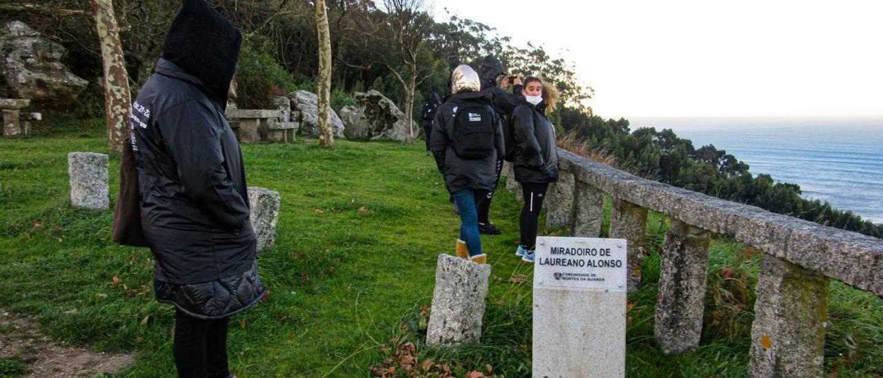 Alumnado del taller de empleo, en uno de los miradores del castro guardés.   |