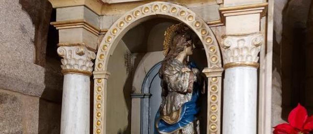 Imagen de la Inmaculada dañada, de la cual sustrajeron las joyas.