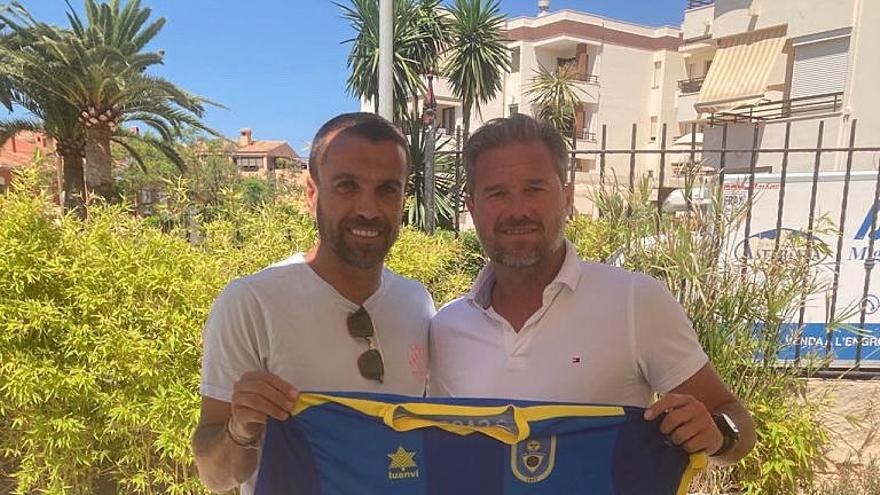 José Contreras en la presentación de su segundo entrenador, Óscar Navarro