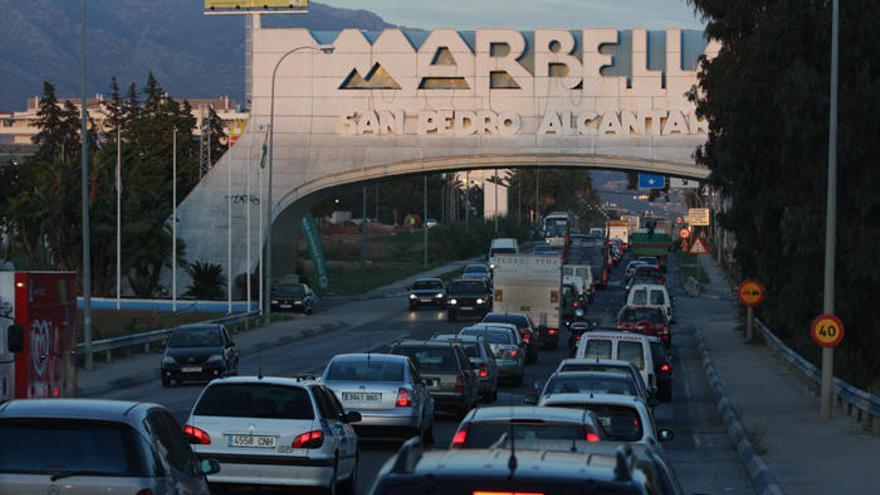 Los atascos en las principales carreteras marbellíes son frecuentes, sobre todo, en verano.