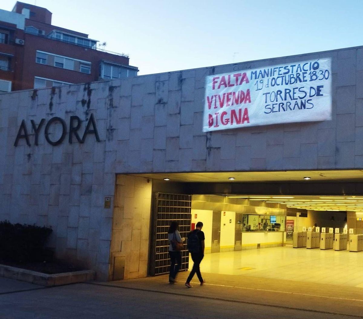 Pancarta de la protesta colocada en el metro de Aiora
