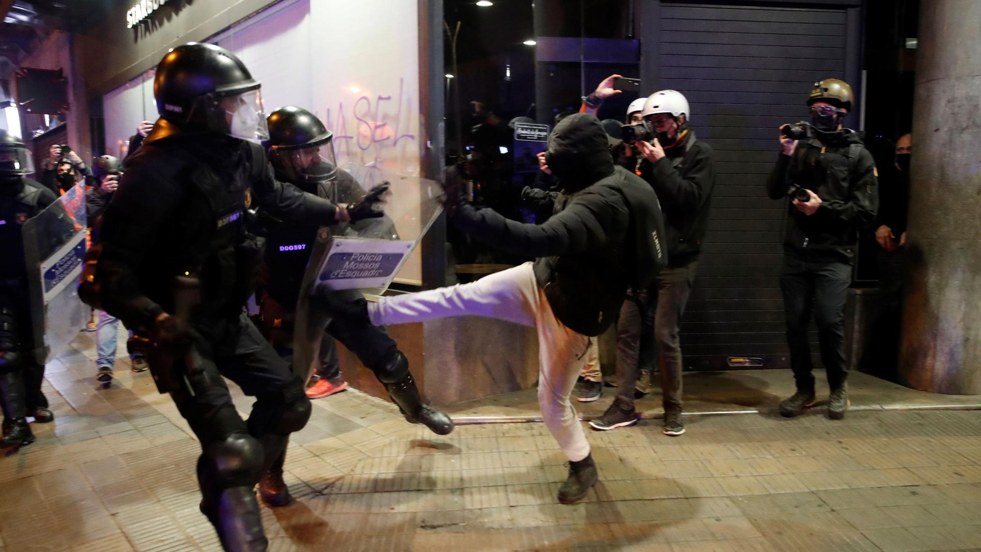 BARCELONA, 20/02/2021. Mossos d´Esquadra y manifestantes se enfrentan en el centro de la ciudad de Barcelona este sábado, durante las protestas por la detención del rapero Pablo Hasél. EFE/Toni Albir