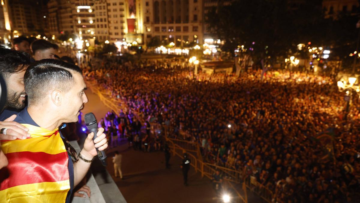 El Levante, celebrando el ascenso junto a su afición, desde el Ayuntamiento