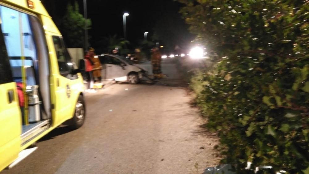 Tres heridos graves en un accidente frontal en Palmanyola