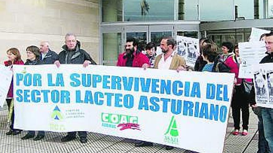 Ganaderos, durante la protesta celebrada ayer en Oviedo.