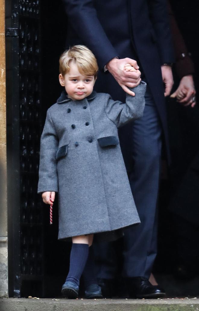 El Príncipe George con abrigo español
