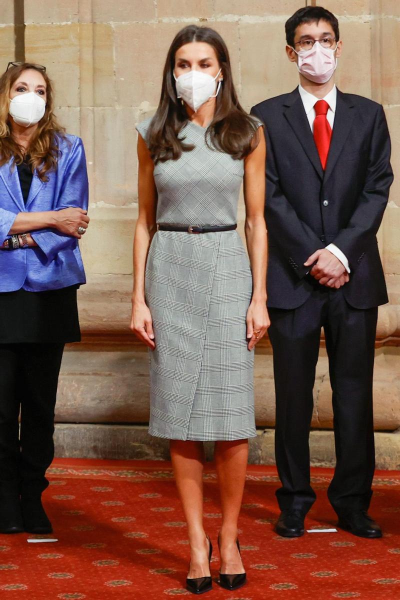 La reina Letizia, con vestido gris con 'print' de Príncipe de Gales