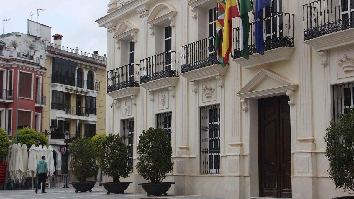 Fachada principal del ayuntamiento de Cabra, en la Plaza de España.
