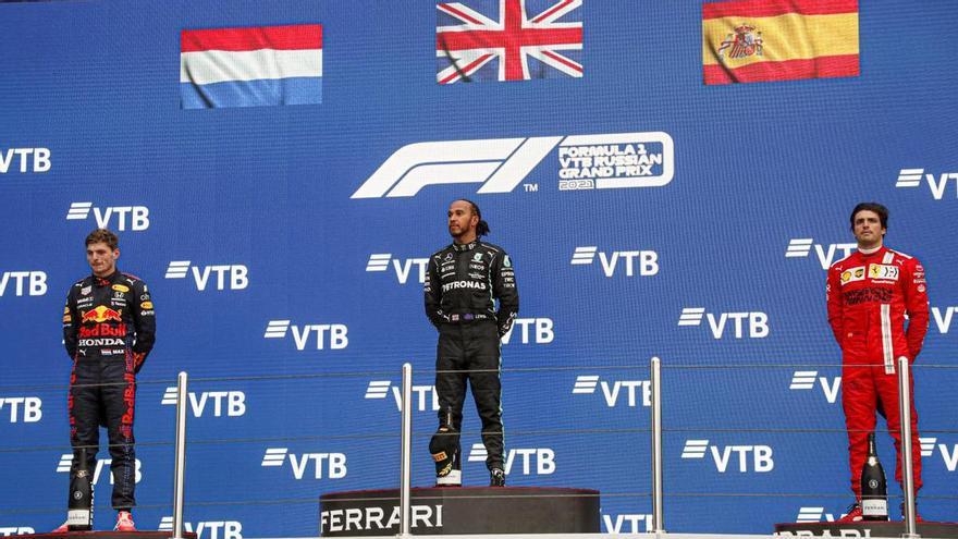 Hamilton gana en Sochi, pero menos