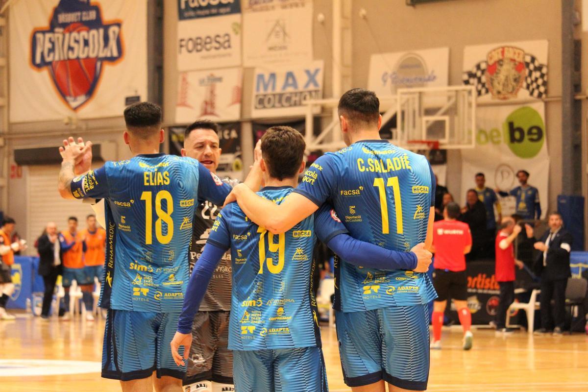 Los jugadores del Peñíscola celebran uno de los siete tantos anotados frente al Palma