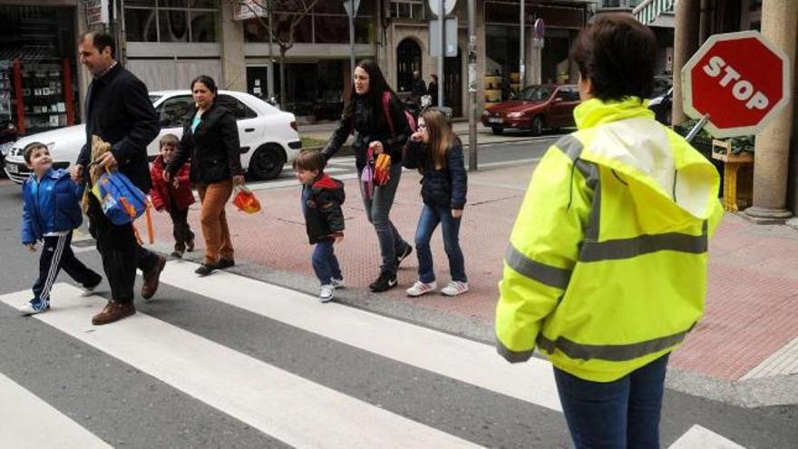 Alumnos del CEIP Álvarez Limeses acuden al colegio por un itinerario seguro de los &quot;Camiños Escolares&quot;.  // Rafa Vázquez