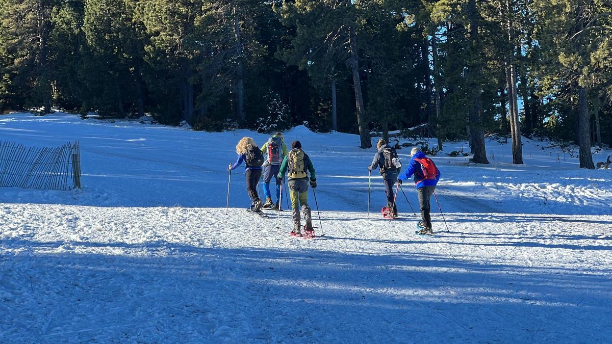 Un grup de persones fent una excursió amb raquetes a l'estació de Tuixent - La Vansa