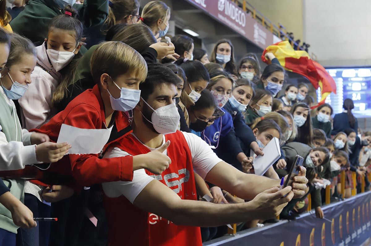 Las imágenes de la selección española de baloncesto con los jóvenes cordobeses en Vista Alegre