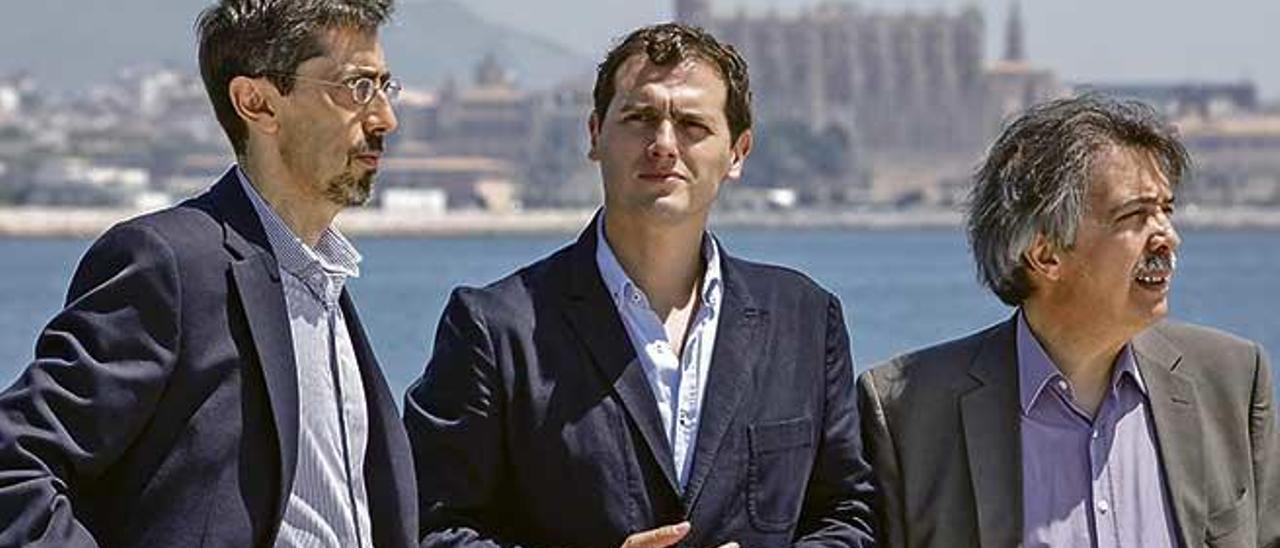 Albert Rivera, frente a la Seu en su última visita a Palma, entre Fernando Navarro (izquierda) y Xavier Pericay (derecha).