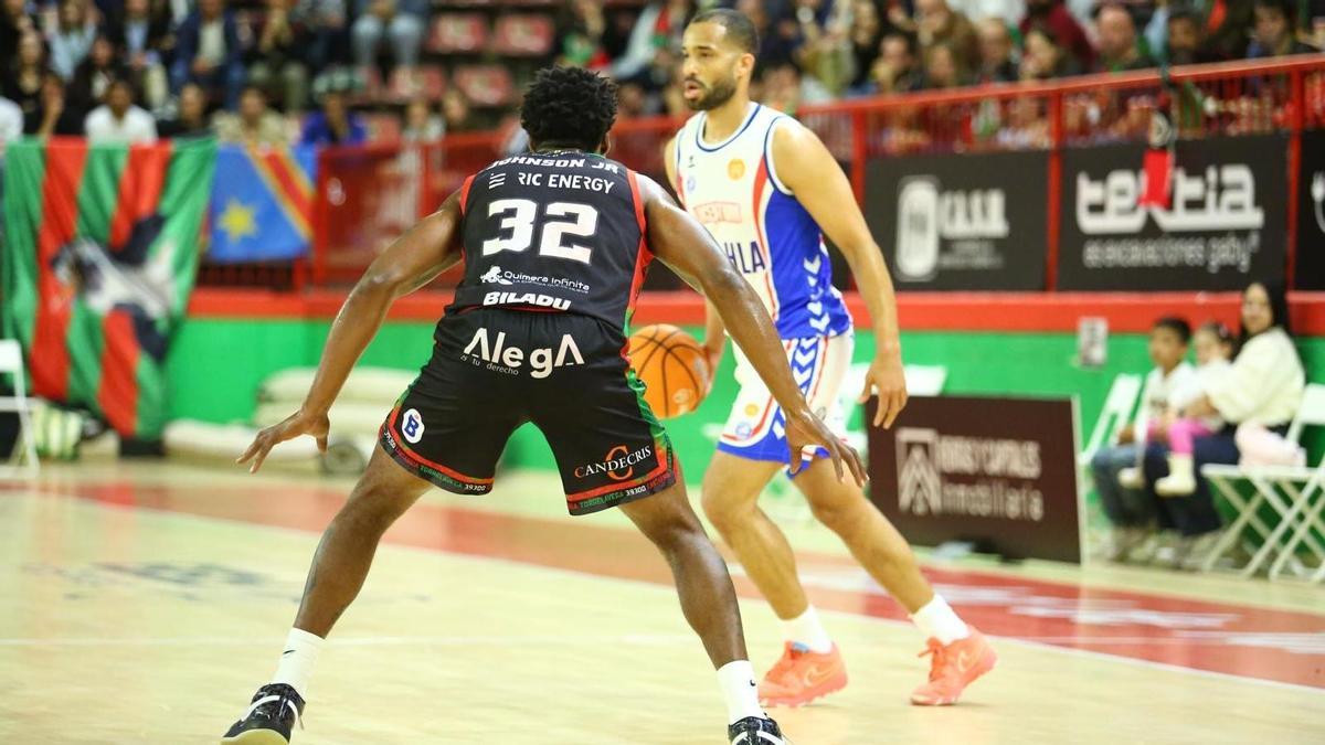 Mike Torres bota el balón ante Johnson.