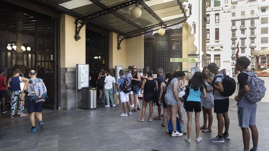 Colas y desinformación para adquirir los abonos gratuitos de Renfe