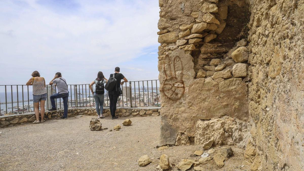 El Castillo de Santa Bárbara: rincones en ruinas, pintadas y aspecto de abandono