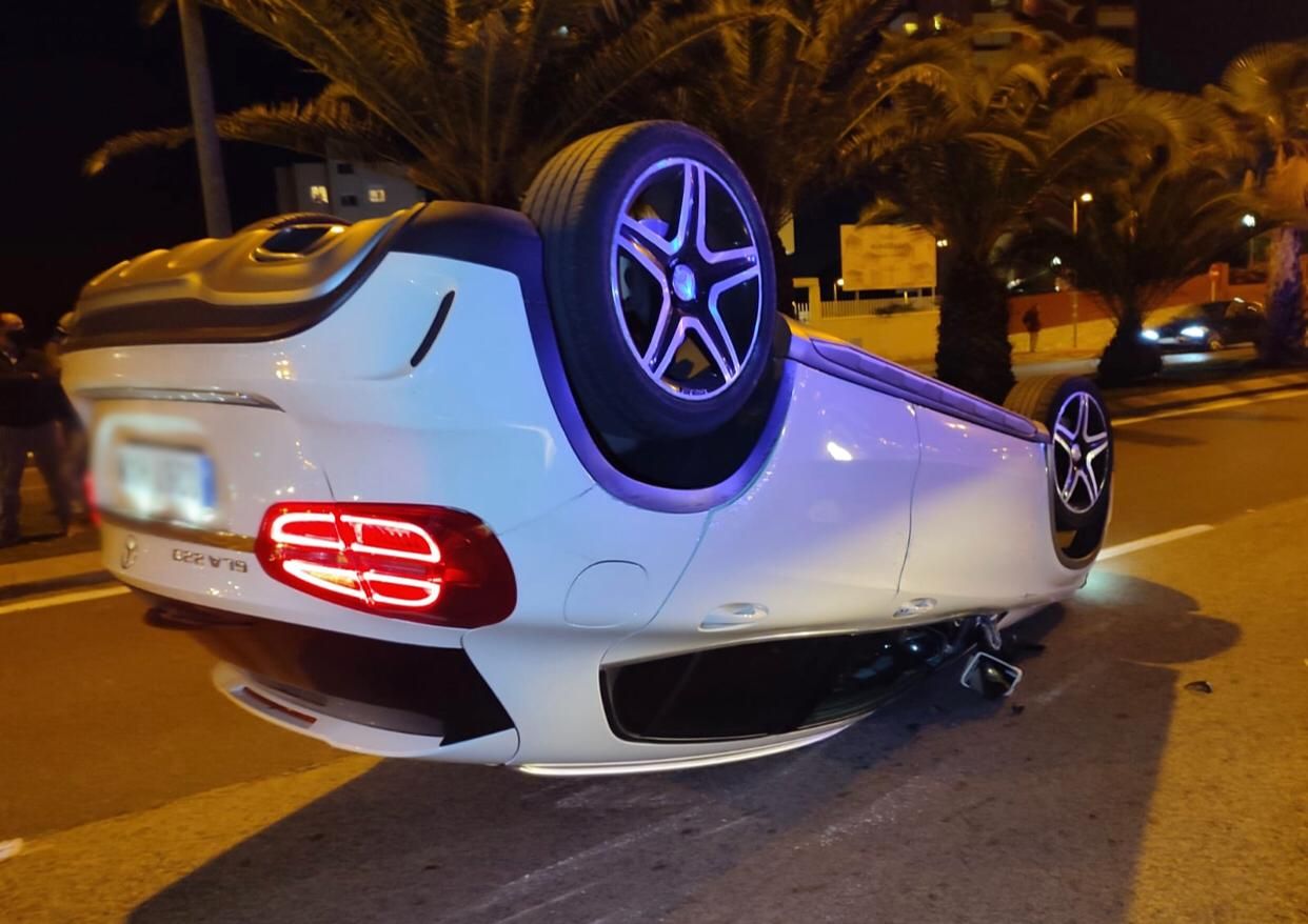 Un coche volcado tras un accidente en la avenida La Condomina, en la Albufereta