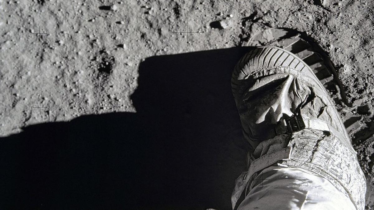 La huella y la bota del astronauta Buzz Aldrin, el segundo hombre en pisar la Luna, en julio de 1969