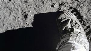 La huella y la bota del astronauta Buzz Aldrin, el segundo hombre en pisar la Luna, en julio de 1969.