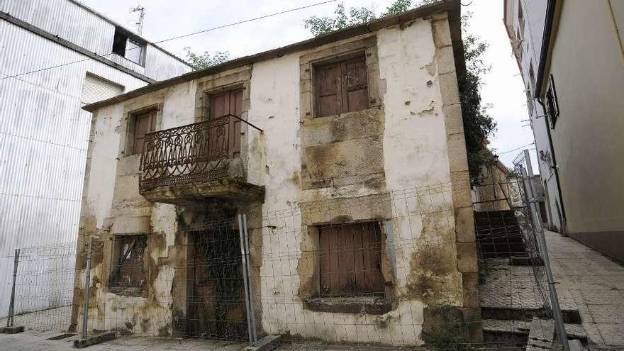 Vivienda de dos plantas en ruinas situada en el casco urbano de Vila de Cruces. // Bernabé/Javier Lalín