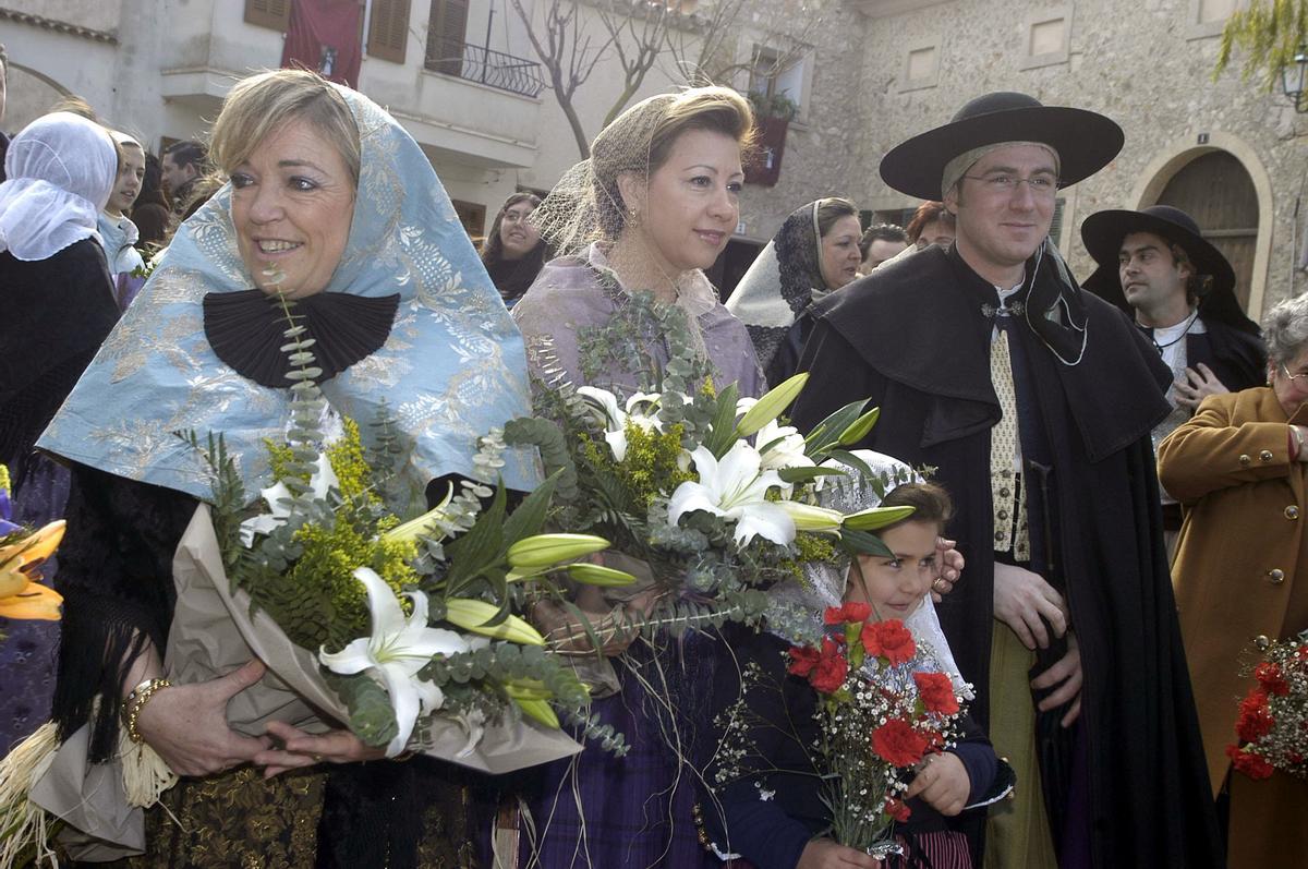 Guillem Ginard con Maria Antònia Munar en la fiesta de Margalida 'Cativa' de Costitx (2005)