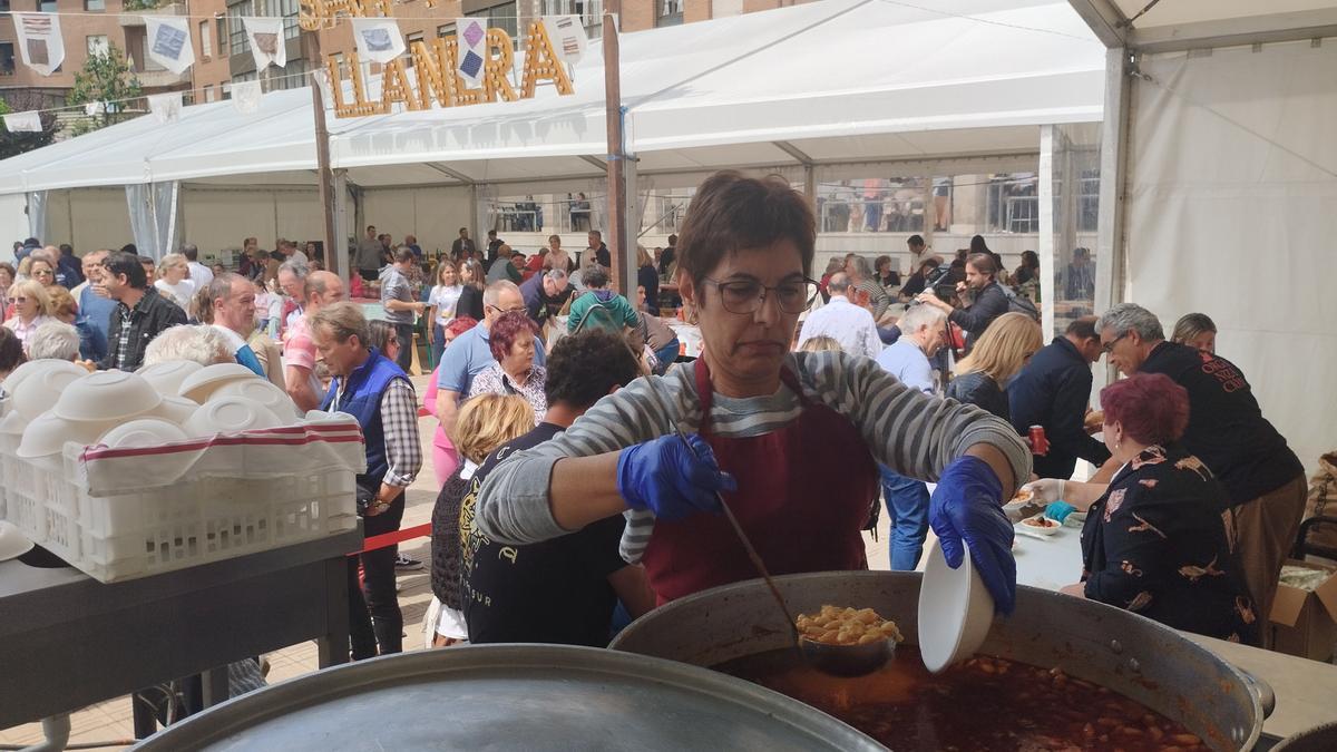 Llanera reparte más de 500 raciones de fabada en el Mercado de San Isidro