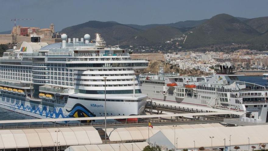 Baleares reclama al Estado que reduzca los cruceros en Ibiza y el tráfico marítimo regular de las Pitiusas
