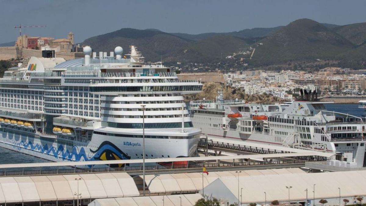 Un crucero y varios barcos de línea regular atracados en la estación marítima de es Botafoc, en el puerto de Ibiza.