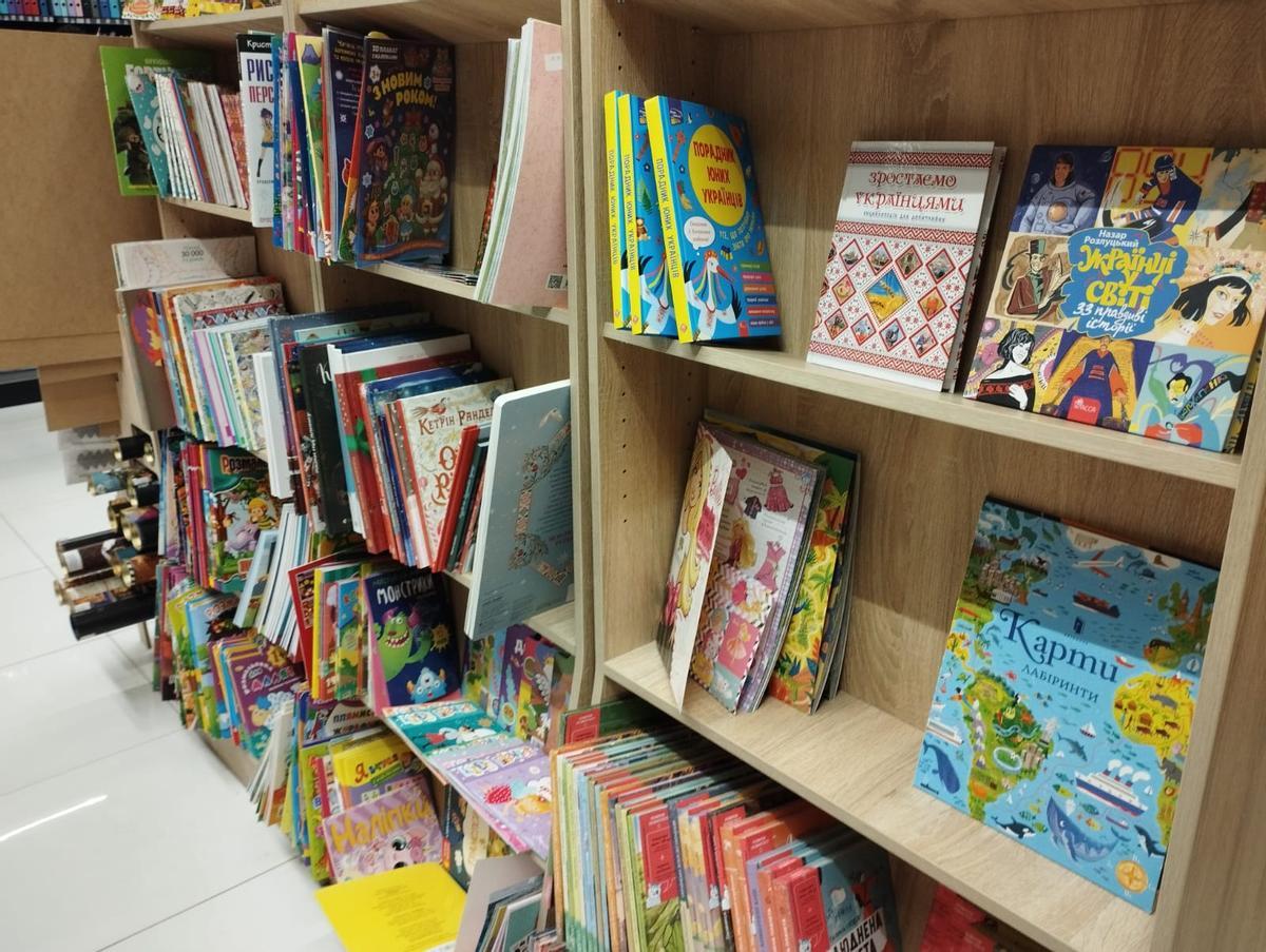 Estante de una librería en el centro comercial Nikolski en Járkov.