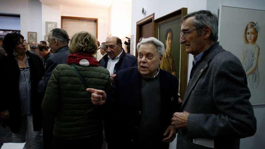 El artista con público asistente a la inauguración de la muestra.