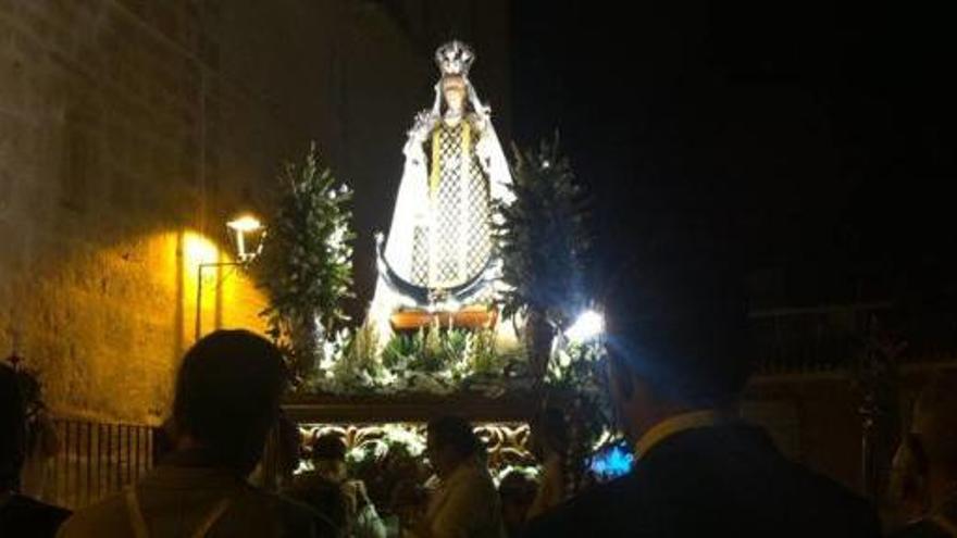 La Virgen del Carmen sale en procesión, pese a la lluvia