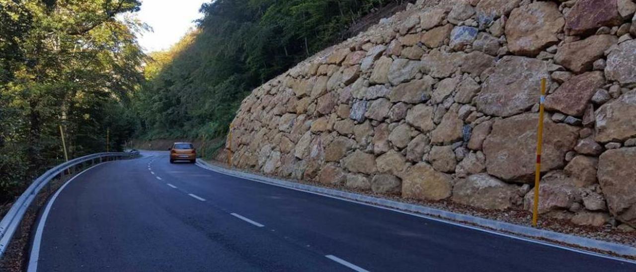 Un vehículo pasa por uno de los hundimientos arreglados el pasado verano.