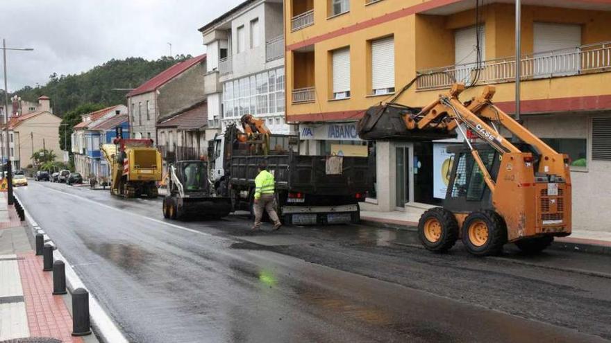 Obras de asfaltado en una carretera.