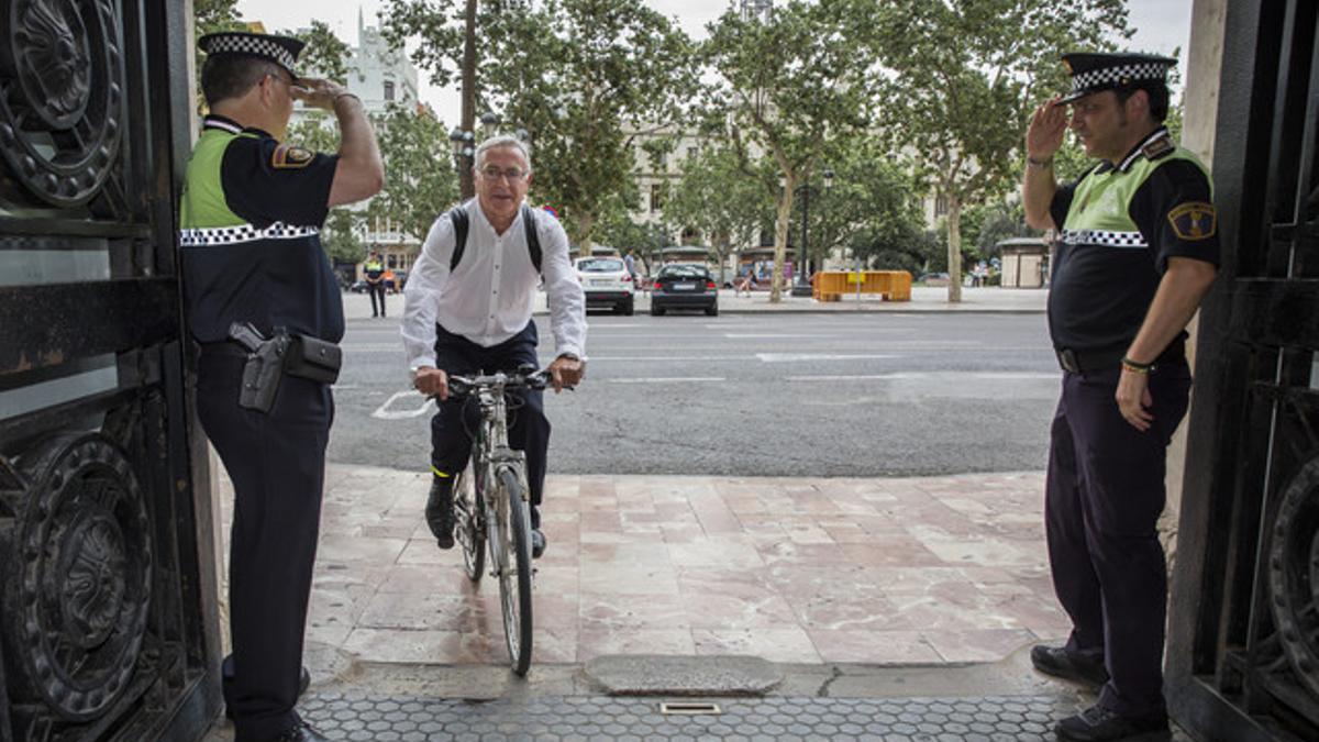 El alcalde de Valencia, Joan Ribó, llega en bicicleta al ayuntamiento, este lunes.