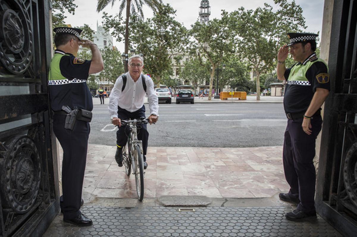 L’alcalde de València, Joan Ribó, arriba en bicicleta a l’ajuntament, aquest dilluns.