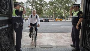 L’alcalde de València, Joan Ribó, arriba en bicicleta a l’ajuntament, aquest dilluns.