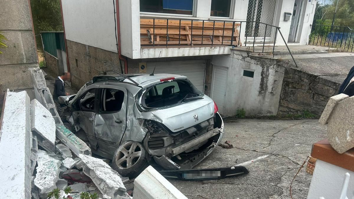 Uno de los vehículos implicados en el accidente de este mediodía en la entrada de Pontevedra.