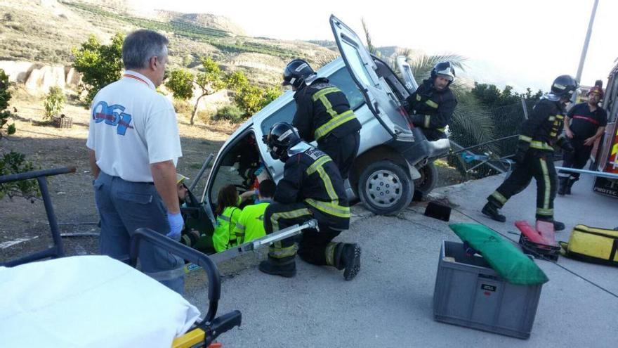 Los bomberos tuvieron que sacar al accidentado del coche.